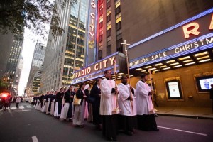 Processione con il Santissimo Sacramento<br> per le strade di New York